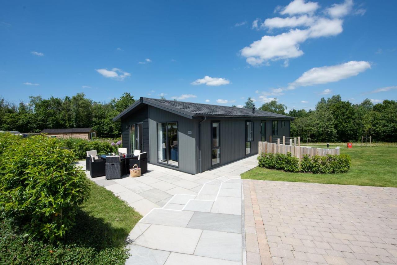 Buttercup Lodge, 33 Roadford Lake Lodges Lifton ภายนอก รูปภาพ